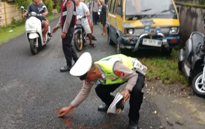Proses olah TKP kecelakaan lalulintas di Jalan Desa Sudaji kilometer 20 Wilayah Banjar Dinas Rarangan, Desa Sudaji, Kecamatan Sawan, Buleleng.