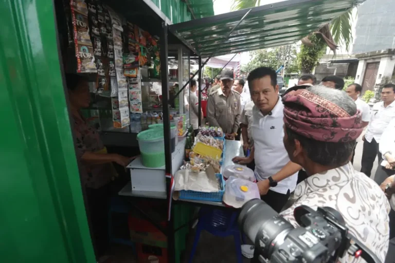 Bupati Jembrana, I Made Kembang Hartawan, menyalurkan bantuan bedah rumah dan bedah warung bersama Bumdesma Mekar Mesari guna meningkatkan kesejahteraan warga Desa Dangintukadaya.