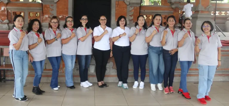 Ketua DWP Kabupaten Buleleng, Dewi Suyasa, memperkenalkan langkah dansa sehat bersama ILDI Buleleng sebagai upaya mendorong kebugaran dan gaya hidup sehat bagi anggotanya.