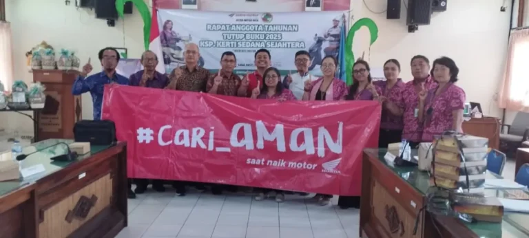 Astra Motor Bali memberikan edukasi keselamatan berkendara kepada 50 anggota Koperasi Kerti Sedana Sejahtera mengenai penggunaan helm dan perlengkapan berkendara yang benar.