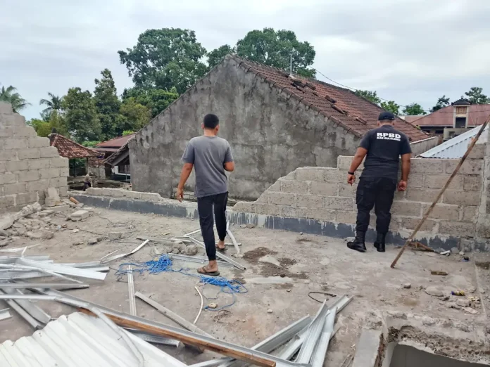 Kondisi rumah yang terdampak bencana milik Gusti Ayu Dita Wiandari di Banjar Dinas Dauh Pura, Desa Panji, Kecamatan Sukasada, Buleleng.