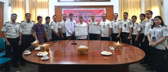 Bupati I Made Satria resmi meminjamkan gedung eks Kantor Inspektorat kepada Kantor Imigrasi Kelas III Non TPI Klungkung agar layanan keimigrasian di Klungkung lebih optimal.
