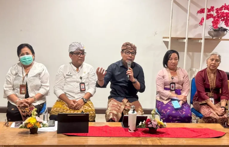 Wakil Walikota Denpasar, I Kadek Agus Arya Wibawa bersama Kadis Kominfos Kota Denpasar, I Gde Wirakusuma Wahyudi saat melaksanakan Jumpa Pers DTIK Festival Tahun 2026 di Dharma Negara Alaya Kota Denpasar, Kamis (26/2).