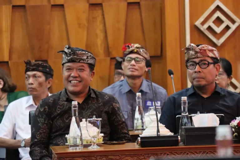 Bupati SN Sedana Arta menerima arahan langsung dari Luhut B. Panjaitan untuk memperkuat transformasi digital dan layanan publik berbasis elektronik di Kabupaten Bangli.