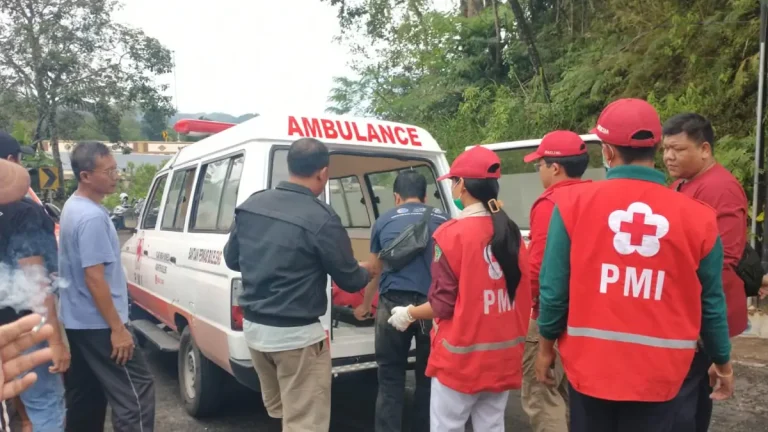 Proses pemeriksaan terhadap jasad Putu Gde Pradnya Nolan Toli yang ditemukan di bawah jembatan Shortcut titik 7 Jalan Singaraja - Denpasar.