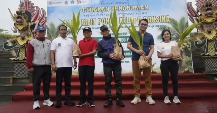 Bupati Klungkung I Made Satria bersama Gubernur Bali I Wayan Koster memimpin penanaman 1.000 bibit kelapa daksina di Embung Tulad Unda, Desa Gunaksa, untuk menjaga kelestarian lingkungan dan budaya Bali.