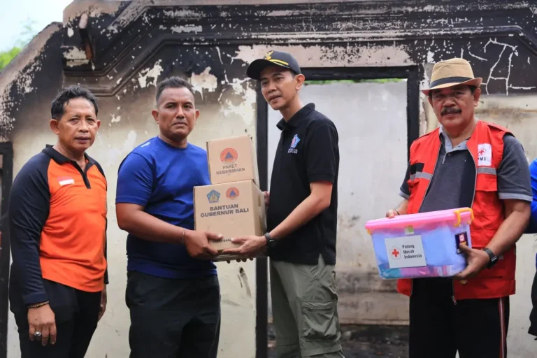 Wakil Bupati Klungkung Tjokorda Gde Surya memimpin gotong royong pembersihan puing rumah warga yang terbakar di Banjar Budaga, Semarapura Kauh, sebagai bentuk kepedulian dan percepatan pemulihan korban.