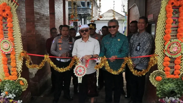 Wakil Bupati Bangli I Wayan Diar meresmikan layanan Samsat Drive Thru di Mal Pelayanan Publik, memudahkan masyarakat membayar pajak kendaraan dengan cepat, nyaman, dan transparan.