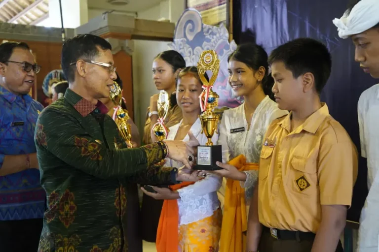 Bupati Klungkung I Made Satria menutup Spensapura Art Festival VI 2026 di Balai Budaya Ida Dewa Agung Istri Kanya, mendorong generasi muda terus berkarya dan melestarikan budaya Bali.
