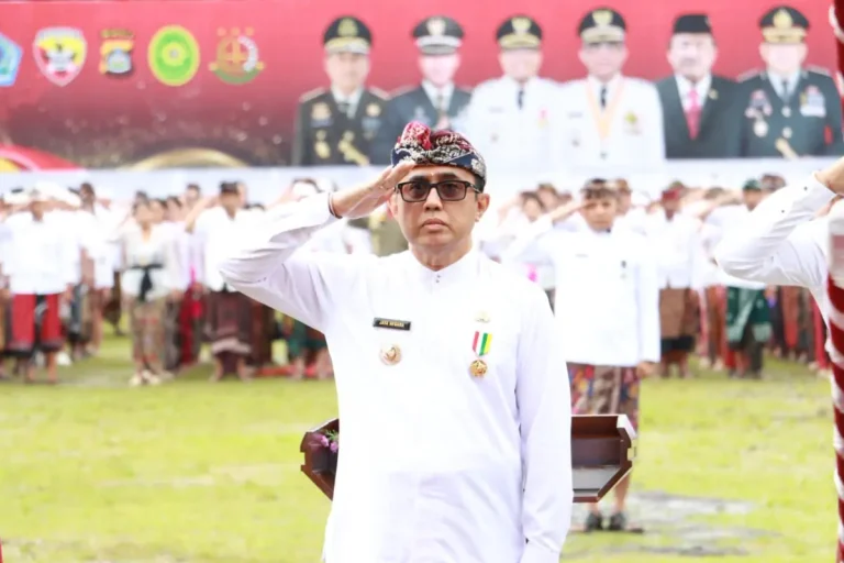 Walikota Denpasar, I Gusti Ngurah Jaya Negara bersama Wakil Walikota Denpasar, I Kadek Agus Arya Wibawa dan tamu undangan lainnya dalam kesempatan pelaksanaan Apel Peringatan Hut Ke-238 Kota Denpasar, Jumat (27/2) di Lapangan Lumintang, Denpasar.