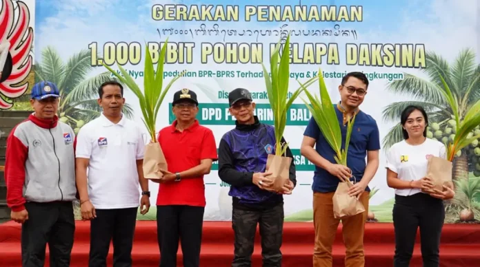 Upaya menjaga keseimbangan antara pelestarian budaya dan lingkungan kembali diwujudkan melalui gerakan penanaman pohon kelapa daksina di kawasan Embung Tukad Unda, Desa Gunaksa, Kecamatan Dawan, Kabupaten Klungkung, Jumat 27 Februari 2026. Upaya menjaga keseimbangan antara pelestarian budaya dan lingkungan kembali diwujudkan melalui gerakan penanaman pohon kelapa daksina di kawasan Embung Tukad Unda, Desa Gunaksa, Kecamatan Dawan, Kabupaten Klungkung, Jumat 27 Februari 2026.