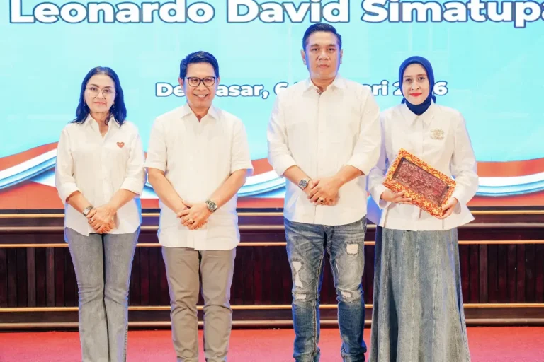 Bupati Wayan Adi Arnawa Bersama Nyonya Rasniathi menghadiri acara pisah sambut Kapolresta Denpasar di Ballroom Hotel Kartika Plaza, Kuta, pada Jumat (6/2).
