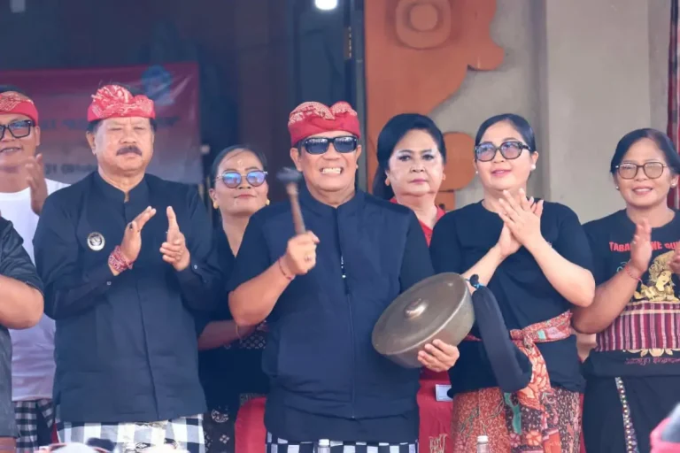 Pawai Ogoh-Ogoh Desa Adat Kota Tabanan Gaungkan Nyepi Damai dan Tabanan Bersih
