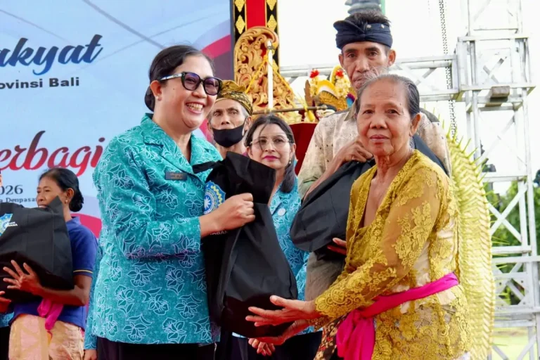 Ketua TP PKK Tabanan, Rai Wahyuni Sanjaya, menghadiri Pasar Rakyat “Berbelanja dan Berbagi” untuk mendukung UMKM, petani lokal, sekaligus mempererat silaturahmi dan kebersamaan antarwarga masyarakat.