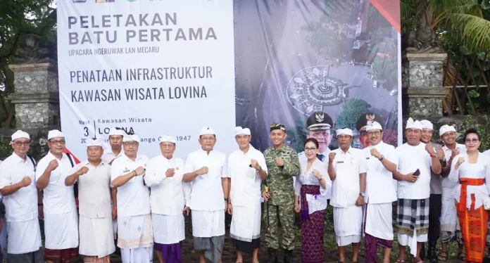 Pemerintah Kabupaten Buleleng resmi memulai revitalisasi kawasan wisata Lovina yang ditandai dengan peletakan batu pertama di Pantai Tasik Madu, Selasa 3 Maret 2026.