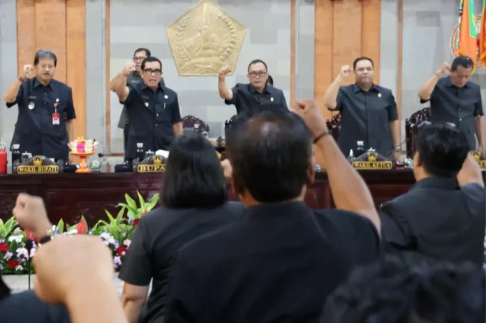 Bupati Tabanan I Komang Gede Sanjaya menyampaikan pidato pengantar LKPJ Tahun Anggaran 2025 dalam rapat paripurna DPRD, sekaligus memaparkan capaian pelaksanaan pemerintahan dan pembangunan daerah sepanjang 2025.