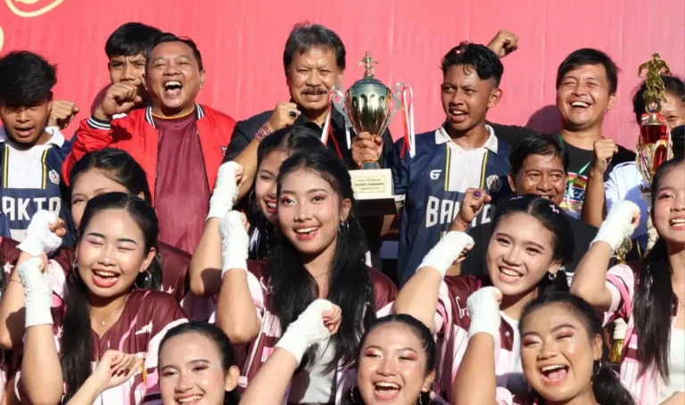 Ajang kompetisi sepak bola antar pelajar SMA/SMK SMASTA Cup XXVII 2026 resmi ditutup oleh Wakil Bupati Tabanan, I Made Dirga, mewakili Bupati Tabanan, Rabu 11 Maret 2026, di Stadion Debes, Tabanan.