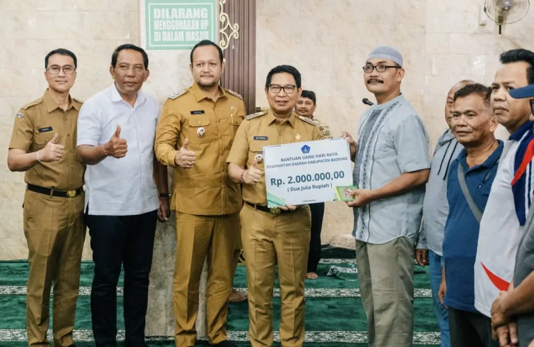 Bupati Adi Arnawa bersama Wabup Bagus Alit Sucipta secara simbolis menyerahkan Bantuan Sosial keagamaan sebesar Rp. 2 Juta Per KK Menjelang Hari Raya Idul Fitri kepada masyarakat yang beragama Islam, di Musholla Nurul Hikmah, Banjar Kwanji, Desa Dalung, Kuta Utara, Senin (9/3/2026).