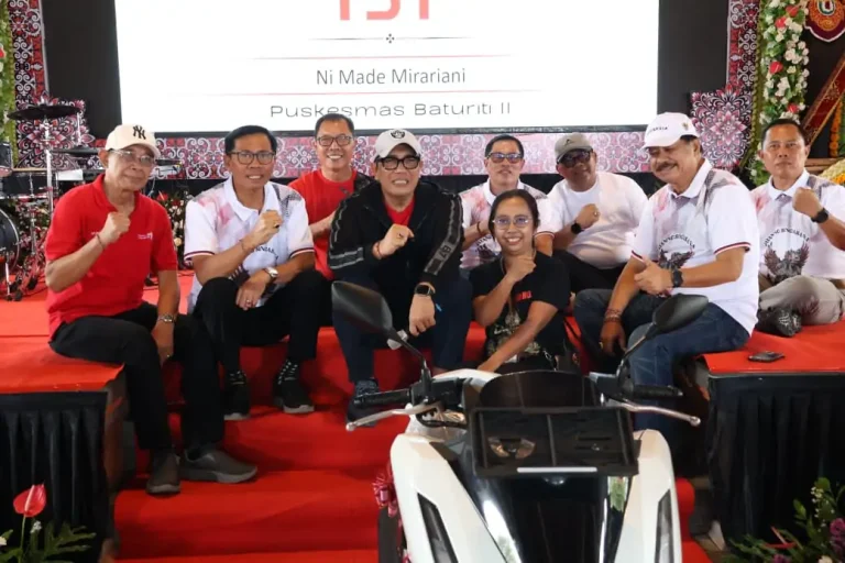 Bupati Tabanan I Komang Gede Sanjaya menghadiri Pra Rapat Anggota Tahunan KPN Abdi Praja Singasana Jaya 2025, memberikan sambutan, dan mengikuti demo masak bersama masyarakat untuk memperkuat koperasi dan perekonomian lokal.