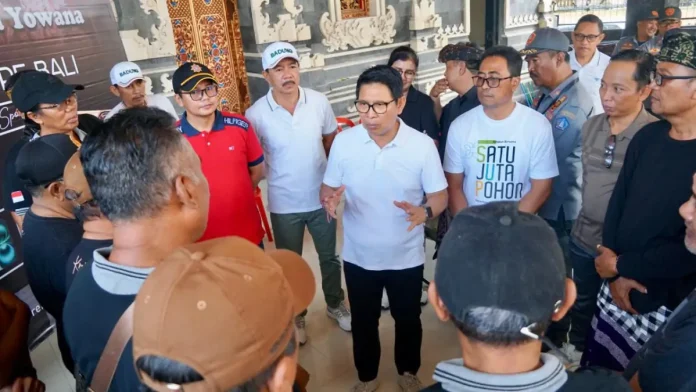 Bupati Adi Arnawa meninjau Aksi Percepatan Pengelolaan Sampah Berbasis Sumber di Kecamatan Kuta Utara, Minggu (8/3).