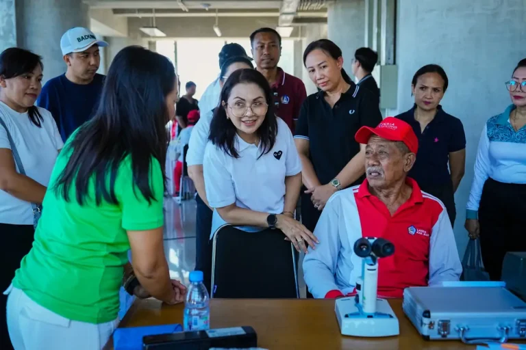 Ketua K3S Kabupaten Badung, Nyonya Rasniathi Adi Arnawa menggelar aksi sosial di Kelurahan Kuta, Kecamatan Kuta, Sabtu (28/3).