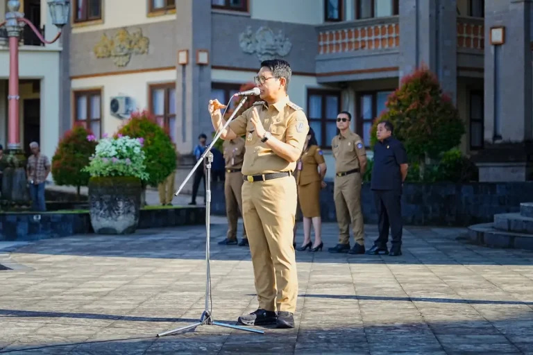 Bupati Adi Arnawa saat memberikan pengarahan kepada seluruh Pejabat dan Pegawai Pemkab Badung dalam upaya penguatan komitmen bersama pelaksanaan Asper dan PSBS pada Apel Bersama di Lapangan Puspem Badung, Mangupraja Mandala, Senin (30/3).