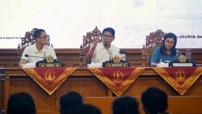 Bupati Adi Arnawa saat memimpin rapat Laporan Pendataan ASPER PSBS di Kabupaten Badung, periode 8-12 Maret 2026 di Puspem Badung, Jumat, (13/3).