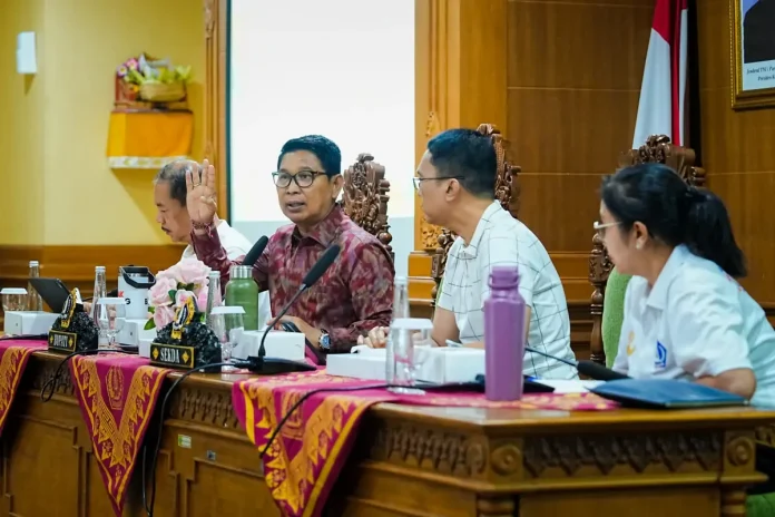 Bupati Wayan Adi Arnawa didampingi Sekda Surya Suamba memimpin rapat evaluasi pendataan Asper PSBS Kabupaten Badung di ruang Kriya Gosana, Puspem Badung, Jumat (27/3).