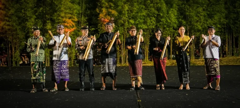 Bupati Adi Arnawa bersama Ketua DPRD I Gusti Anom Gumanti, secara resmi membuka Lomba Ogoh-Ogoh "Badung Çaka Fest 2026" di Puspem Badung, Jumat (6/3).