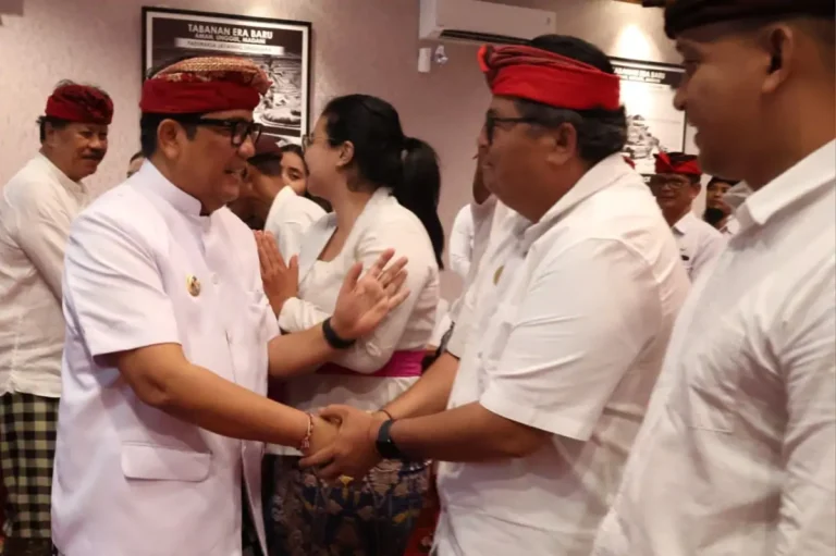 Bupati I Komang Gede Sanjaya menghadiri Musyawarah Kerja dan penggalangan donasi PMI Tabanan 2026 sekaligus menyaksikan pelantikan 115 pengurus relawan kemanusiaan dari seluruh kecamatan.