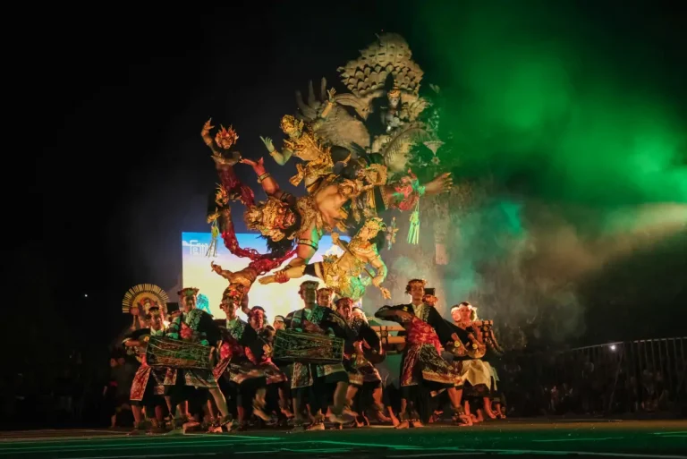 Festival Ogoh-Ogoh 2026 di GWK Cultural Park sukses melibatkan ribuan generasi muda Bali dalam pelestarian budaya sekaligus menarik pengunjung lokal dan mancanegara.