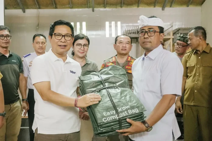 Bupati Wayan Adi Arnawa saat berdialog dengan tokoh masyarakat se-Dalung Permai di Balai Banjar Bhuana Asri, Kelurahan Kerobokan Kaja, Kuta Utara, Senin (16/3/2026).