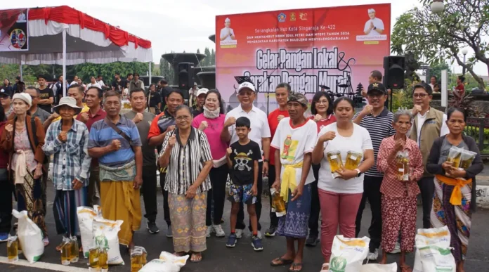 Bupati Buleleng I Nyoman Sutjidra memimpin Gelar Pangan Lokal, Gerakan Pangan Murah, dan Lomba Makan Buah Lokal dalam rangka HUT ke-422 Kota Singaraja, serta menyerahkan paket sembako kepada masyarakat.