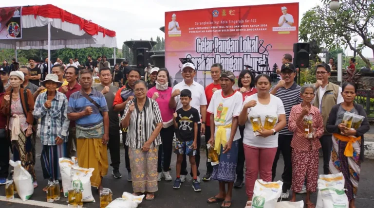 Bupati Buleleng I Nyoman Sutjidra memimpin Gelar Pangan Lokal, Gerakan Pangan Murah, dan Lomba Makan Buah Lokal dalam rangka HUT ke-422 Kota Singaraja, serta menyerahkan paket sembako kepada masyarakat.