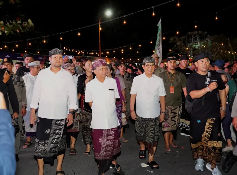 Bupati Wayan Adi Arnawa dan Wabup Bagus Alit Sucipta mendampingi Gubernur Bali Wayan Koster di hari kedua Badung Çaka Fest 2026 di Panggung Terbuka Balai Budaya Giri Nata Mandala, Puspem Badung, Sabtu (7/3) malam.