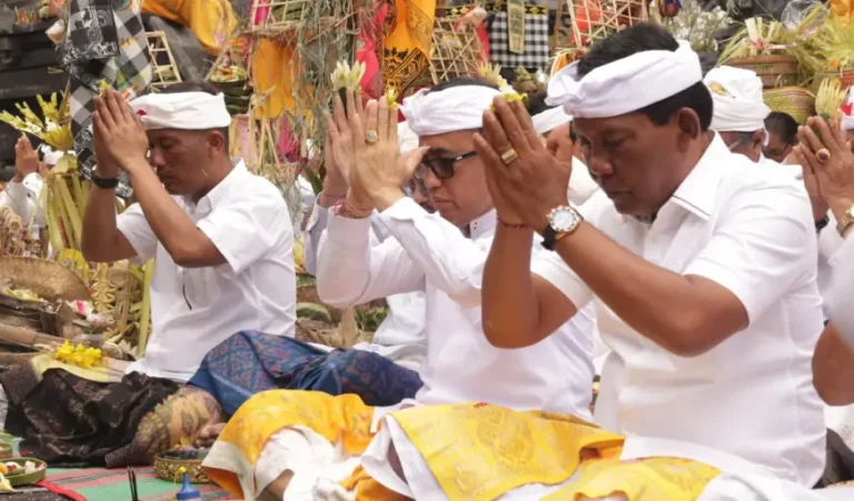 Wali Kota Denpasar I Gusti Ngurah Jaya Negara menghadiri rangkaian upacara Melaspas dan Mecaru Rsi Gana di Pura Merajan Agung Kawitan Ida Bang Manik Angkeran Siddhimantra Besakih, Sabtu 7 Maret 2026.