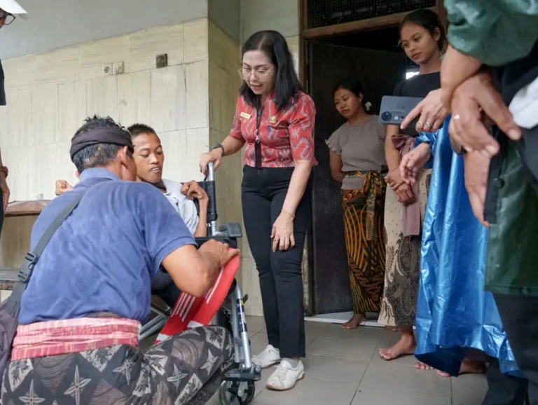 Ketua Koordinator Kegiatan Kesejahteraan Sosial (K3S) Kabupaten Badung, Rasniathi Adi Arnawa, melakukan kunjungan langsung ke sejumlah warga rentan di Kecamatan Abiansemal pada Jumat 27 Maret 2026.