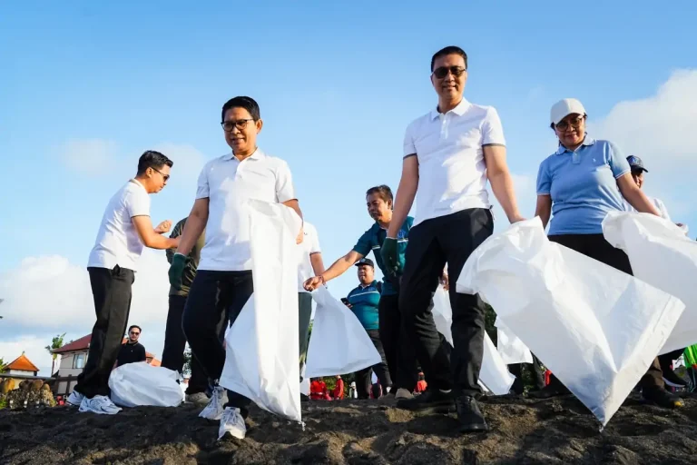 Bupati Adi Arnawa saat memimpin langsung kegiatan gotong-royong pembersihan lingkungan (korve) di kawasan Pantai Munggu, Mengwi, Jumat (13/3).