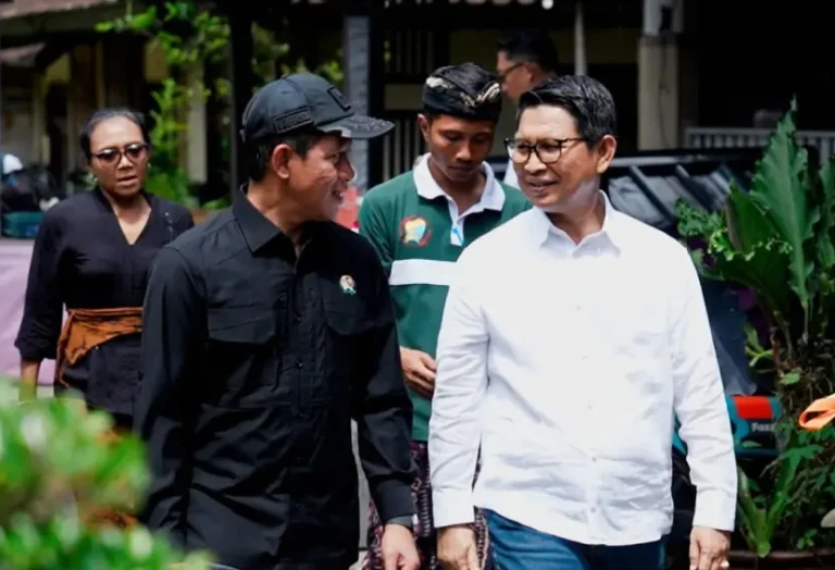 Bupati Badung, I Wayan Adi Arnawa mendampingi kunjungan kerja Menteri Lingkungan Hidup, Hanif Faisol Nurofiq Kamis 5 Maret 2026