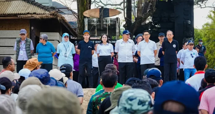 Bupati Adi Arnawa bersama Ketua TP PKK Ny. Rasniathi Adi Arnawa saat mengikuti Korvei Aksi Bersih sampah di Pantai Jimbaran, Kelurahan Jimbaran, Kuta Selatan, Kamis (5/3).
