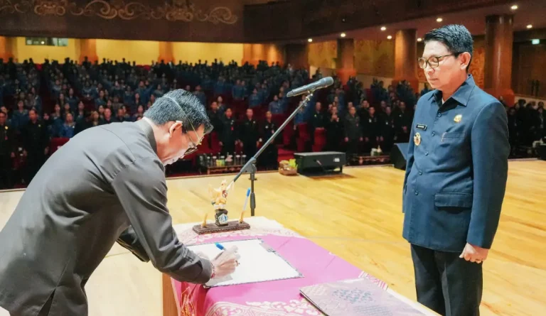Bupati Adi Arnawa mengambil sumpah dan melantik Pejabat Pimpinan Tinggi Pratama dan menyerahkan SK PNS bagi CPNS hasil seleksi pengadaan PNS formasi tahun 2024 di Balai Budaya Giri Nata Mandala, Puspem Badung, Selasa (31/3/2026).