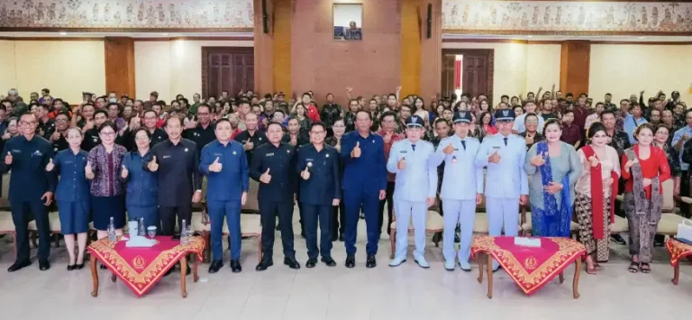 Bupati Wayan Adi Arnawa saat melantik Perbekel Antar Waktu di Ruang Kertha Gosana Puspem Badung, Selasa (31/3/2026).