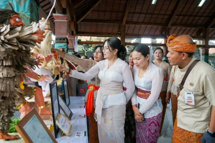 Bunda PAUD Kabupaten Badung Nyonya Rasniathi Adi Arnawa secara resmi membuka Lomba Kreativitas Ogoh-Ogoh PAUD Se-Kecamatan Abiansemal dengan memukul gong di Wantilan Pura Dalem Desa Sedang pada Selasa (3/3).