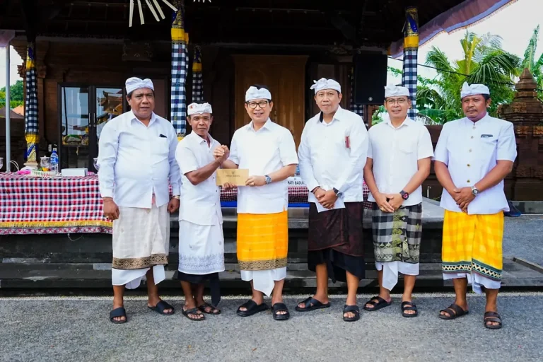 Bupati Wayan Adi Arnawa saat menghadiri upacara melaspas Pura Desa Kelod, Pura Penataran, Pura Pengulun Subak Tungkub Lanyahan Desa Kekeran, Kecamatan Mengwi, Badung, Selasa (3/3).