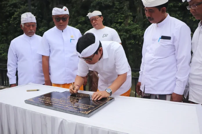Bupati Wayan Adi Arnawa menandatangani prasasti saat Upacara melaspas tempat melasti Desa Adat Abiansemal, Selasa (3/3).