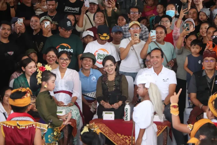 Bunda PAUD Badung Ny. Rasniathi Adi Arnawa saat membuka Lomba Kreativitas Ogoh-Ogoh PAUD Desa Punggul dan Ayunan, Sabtu (7/3).