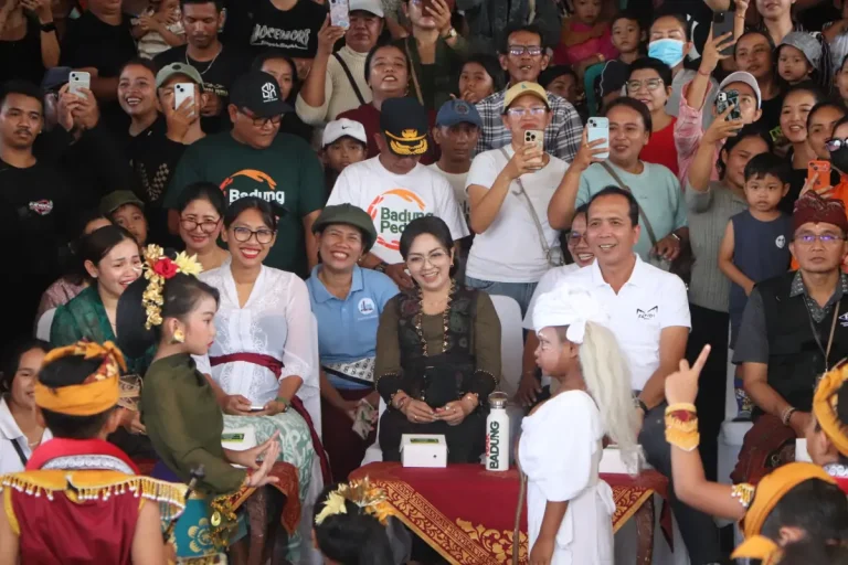 Bunda PAUD Badung Ny. Rasniathi Adi Arnawa saat membuka Lomba Kreativitas Ogoh-Ogoh PAUD Desa Punggul dan Ayunan, Sabtu (7/3).