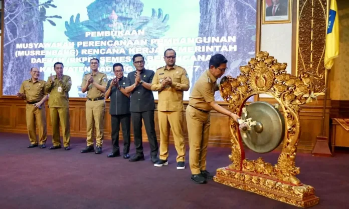 Bupati Wayan Adi Arnawa didampingi Wabup Bagus Alit Sucipta saat membuka Musrenbang RKPD Semesta Berencana Kabupaten Badung Tahun 2027 di Ruang Pertemuan Kertha Gosana, Puspem Badung, Senin (30/3).