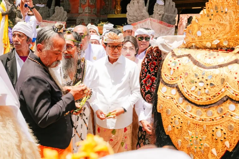 Bupati Adi Arnawa saat menjadi upasaksi dalam rangkaian Karya Ngodak Pelawatan Ida Sesuhunan di Pura Dalem Bebalang, Desa Adat Carangsari, Kecamatan Petang, Rabu (25/3).
