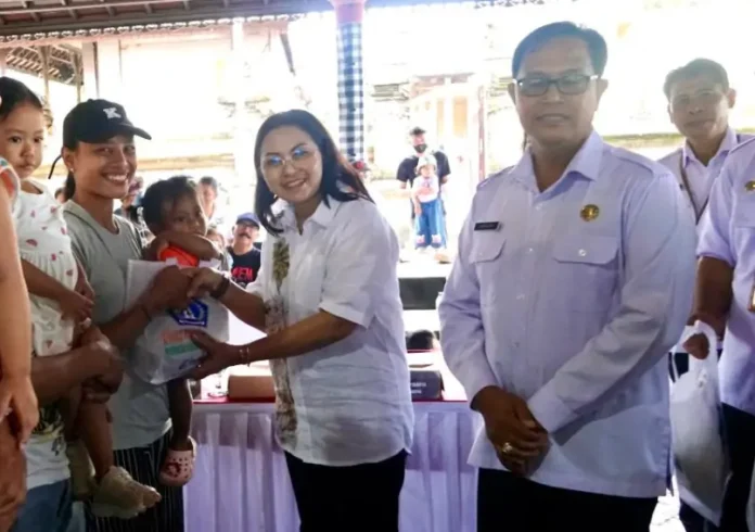 Ketua K3S Badung, Nyonya Rasniathi Adi Arnawa hadiri Kegiatan pemberian paket olahan ikan di Wantilan Pura Dalem Desa Mengwi, Rabu (11/3/2026).